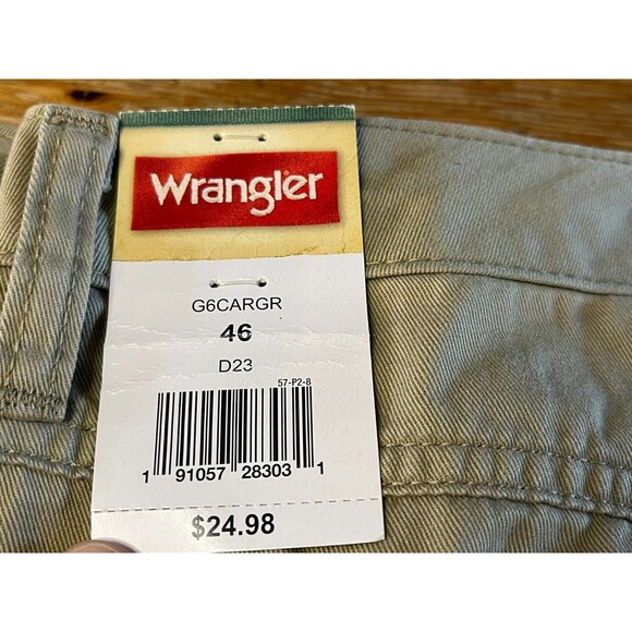 Men's Wrangler Cargo Shorts Khaki Relaxed Fit Tech Pocket Size 46 Hits at Knee - Picture 2 of 8